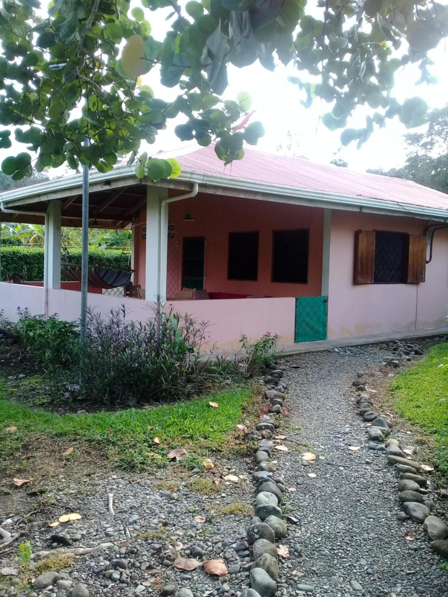 Cabinas Los Tucanes Cahuita Exterior photo